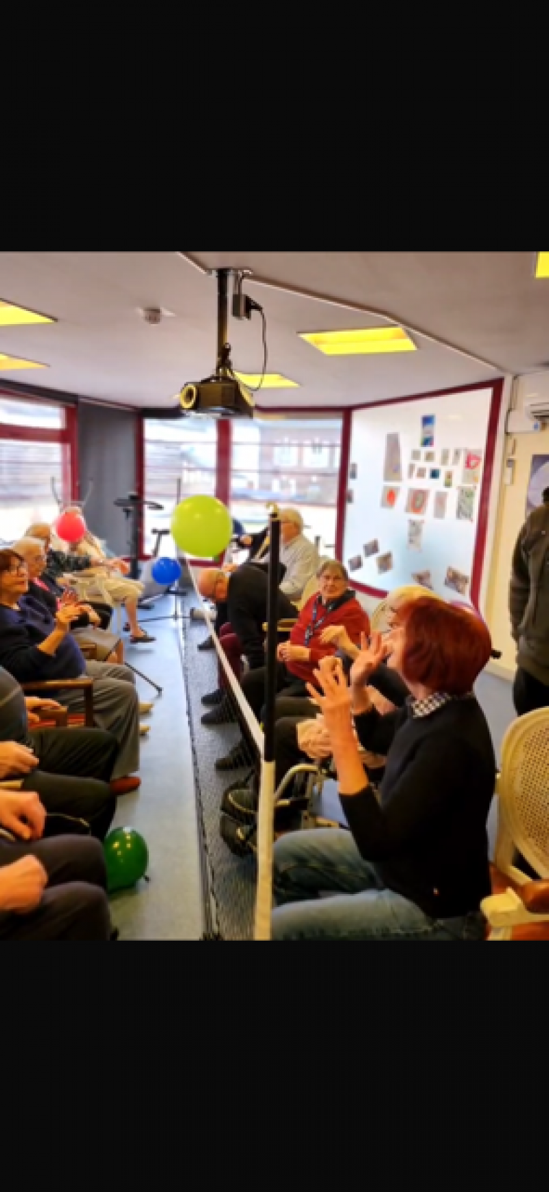 Une partie de volley pleine d’énergie à la Résidence La Harpe