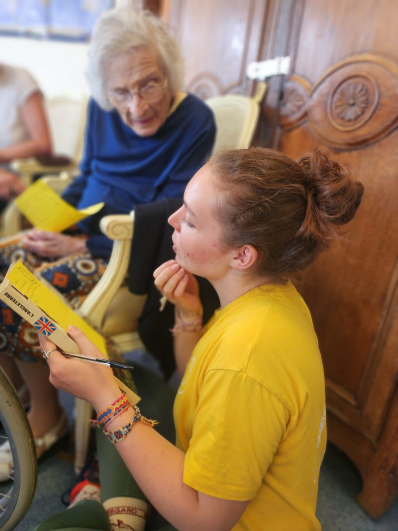 Deux jeunes bénévoles de "Une Lettre Un Sourire" font étape à La Harpe