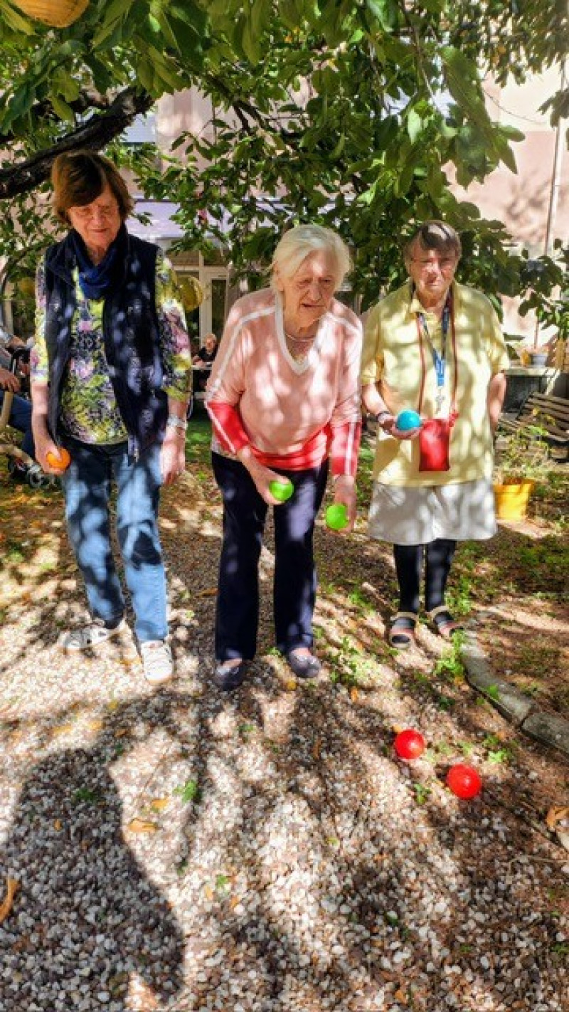 Une partie de pétanque sous le soleil !