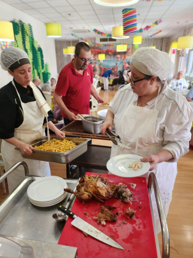 Repas convivial autour de la rôtisserie !