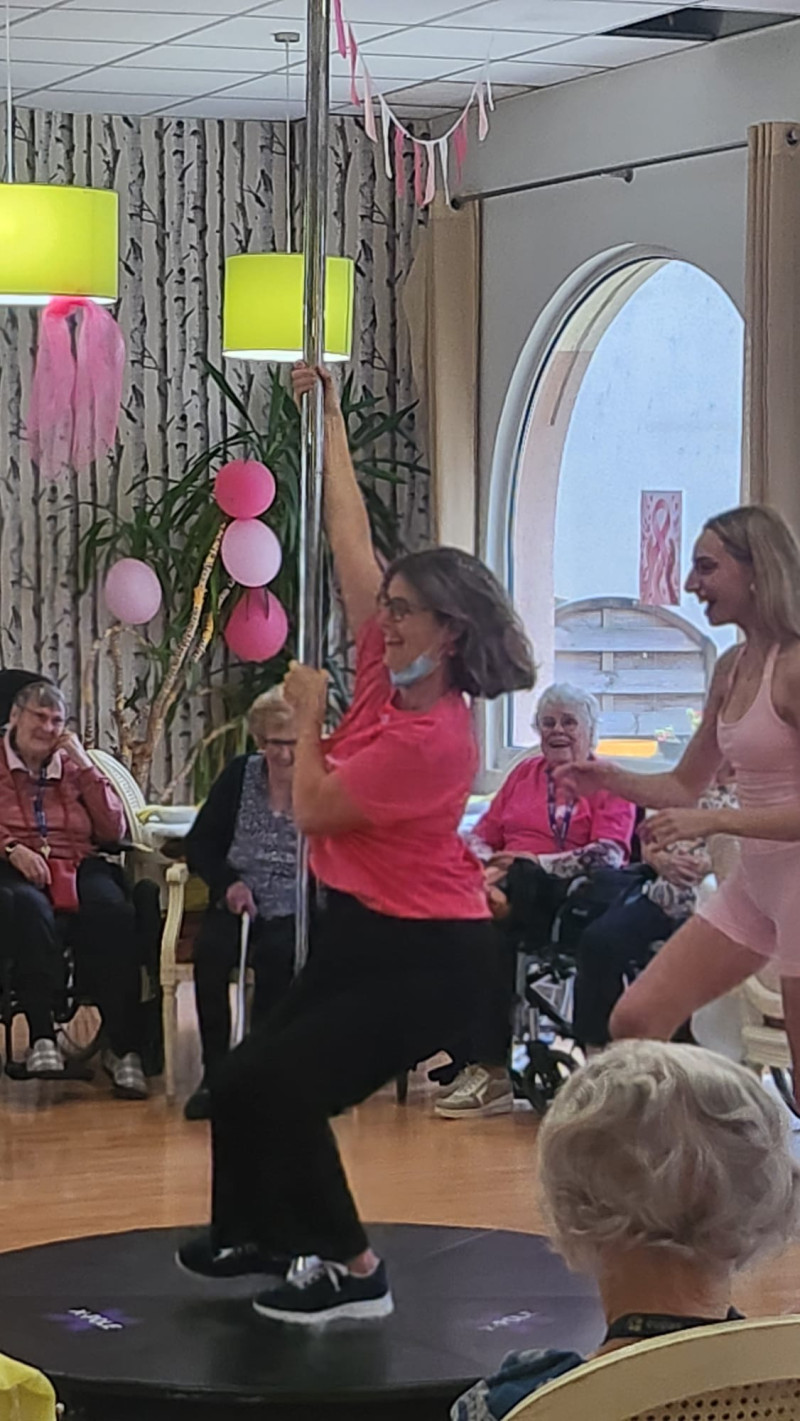 Un show de Pole Dance à la résidence La Harpe !