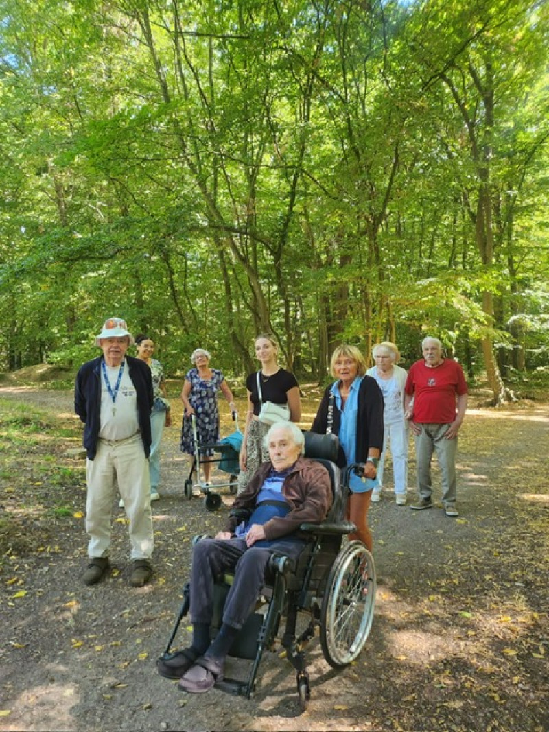 Sortie en forêt et pique-nique avec les résidents de La Harpe