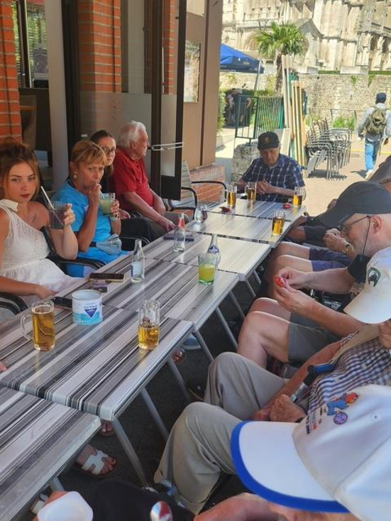 Sortie conviviale en ville : une bière en terrasse pour les hommes de la résidence La Harpe