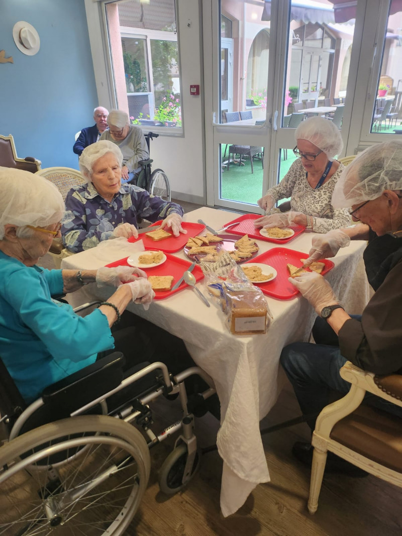 Atelier "Préparation de toasts" à la Résidence La Harpe : un moment convivial avant l’apéritif du dimanche
