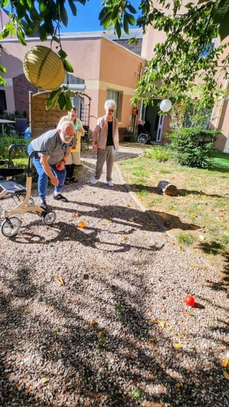 Une partie de pétanque sous le soleil !