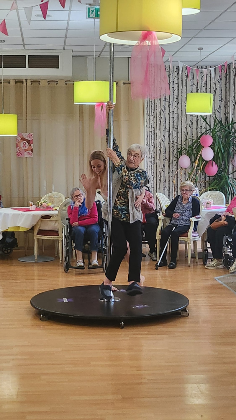 Un show de Pole Dance à la résidence La Harpe !