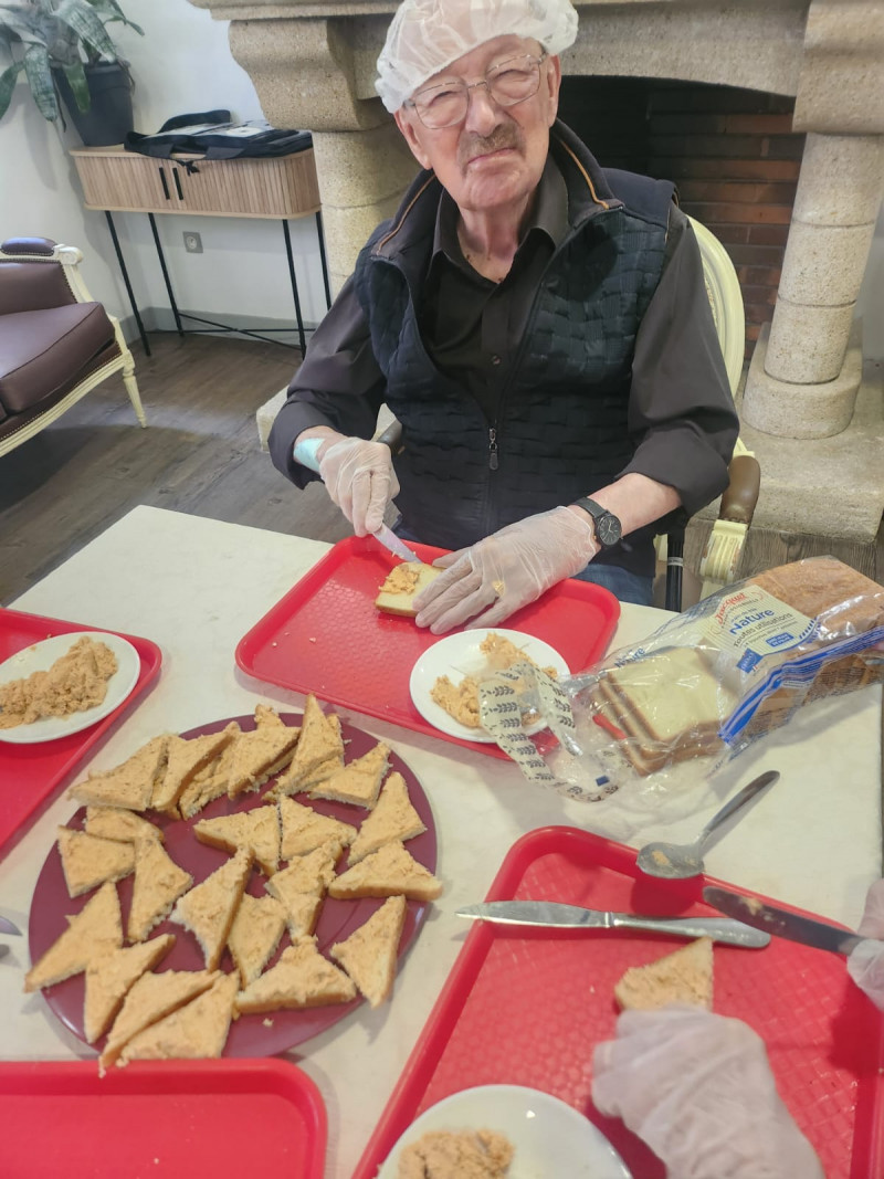 Atelier "Préparation de toasts" à la Résidence La Harpe : un moment convivial avant l’apéritif du dimanche